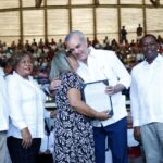 Presidente Abinader entrega 1,500 títulos que dan seguridad jurídica a 6,000 personas en El Almirante II y protegen el patrimonio de sus familias