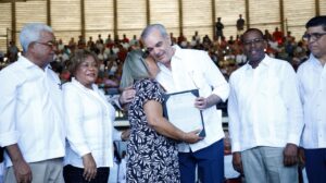 Presidente Abinader entrega 1,500 títulos que dan seguridad jurídica a 6,000 personas en El Almirante II y protegen el patrimonio de sus familias