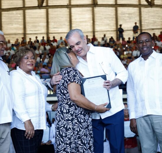 Presidente Abinader entrega 1,500 títulos que dan seguridad jurídica a 6,000 personas en El Almirante II y protegen el patrimonio de sus familias