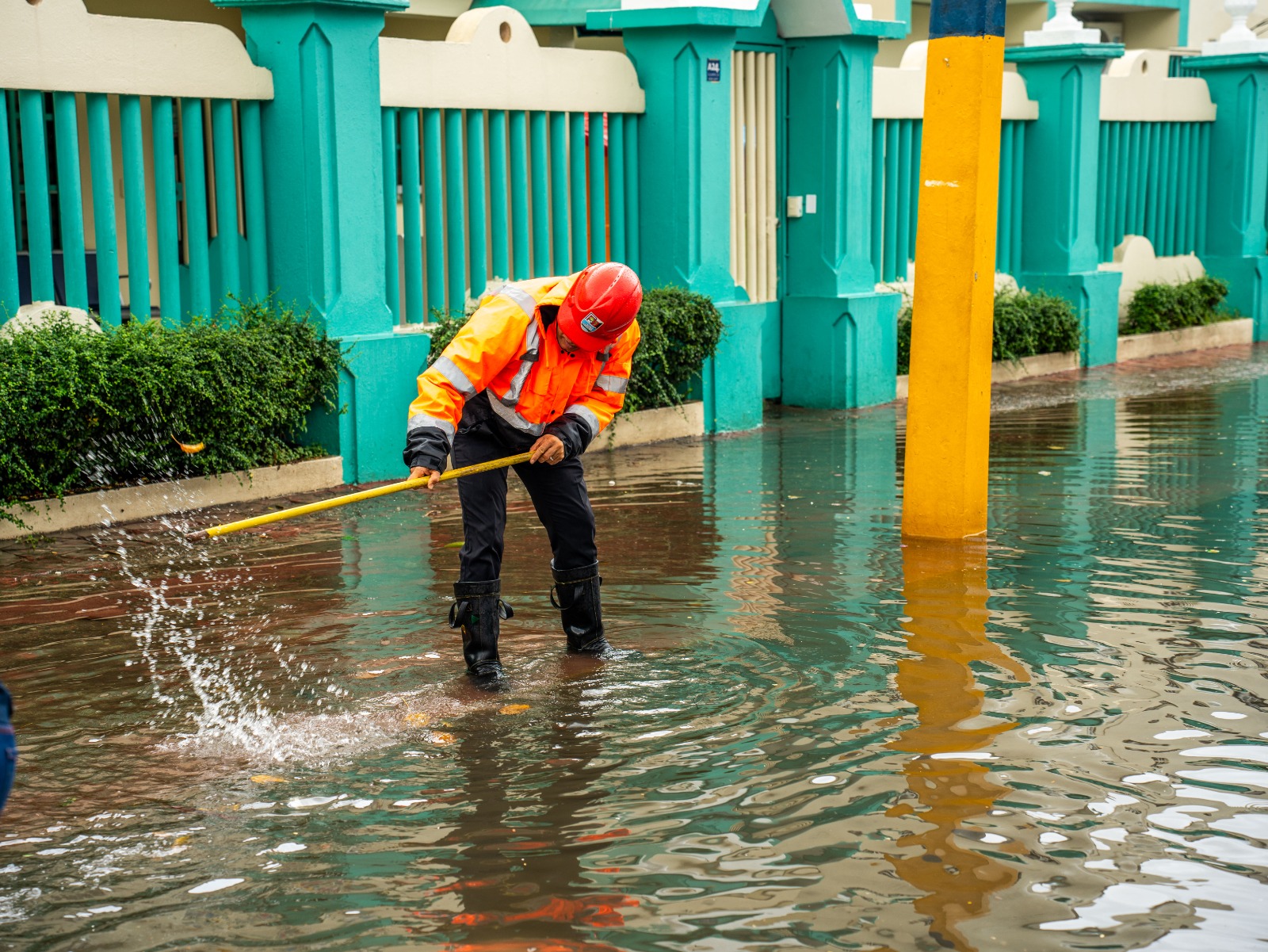 Dío Astacio dispone brigadas de limpieza en Santo Domingo Este y llama a protegerse ante las lluvias