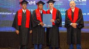 Presidente Abinader encabeza graduación de la octava promoción de la Maestría en Derecho Administrativo y Gestión Municipal, dedicada a su padre, José Rafael Abinader Wasaf