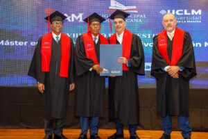 Presidente Abinader encabeza graduación de la octava promoción de la Maestría en Derecho Administrativo y Gestión Municipal, dedicada a su padre, José Rafael Abinader Wasaf