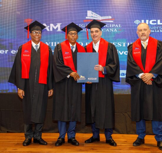 Presidente Abinader encabeza graduación de la octava promoción de la Maestría en Derecho Administrativo y Gestión Municipal, dedicada a su padre, José Rafael Abinader Wasaf