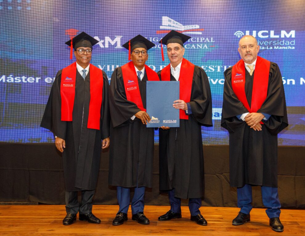 Presidente Abinader encabeza graduación de la octava promoción de la Maestría en Derecho Administrativo y Gestión Municipal, dedicada a su padre, José Rafael Abinader Wasaf